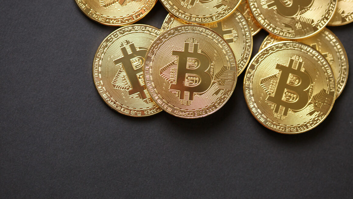 Биткоин растет на фоне рекордных притоков в ETF: новая волна интереса