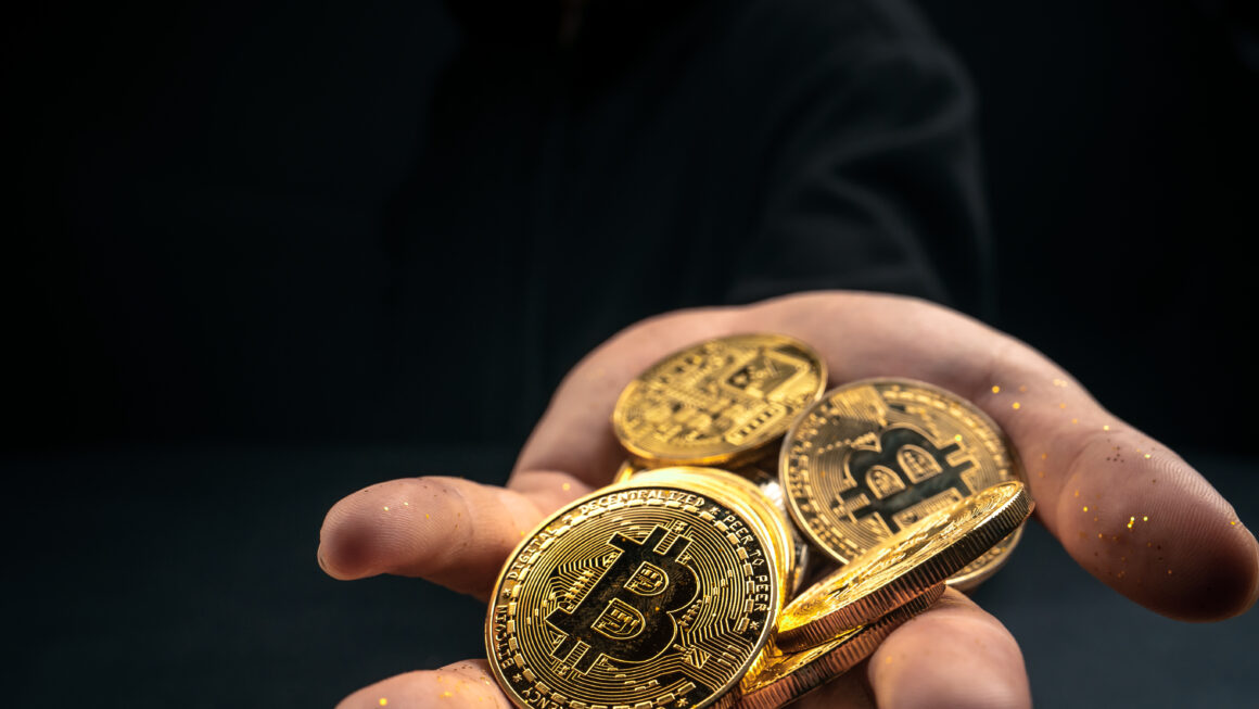 Инвесторы бегут в криптовалюты: биткоин укрепляет позиции