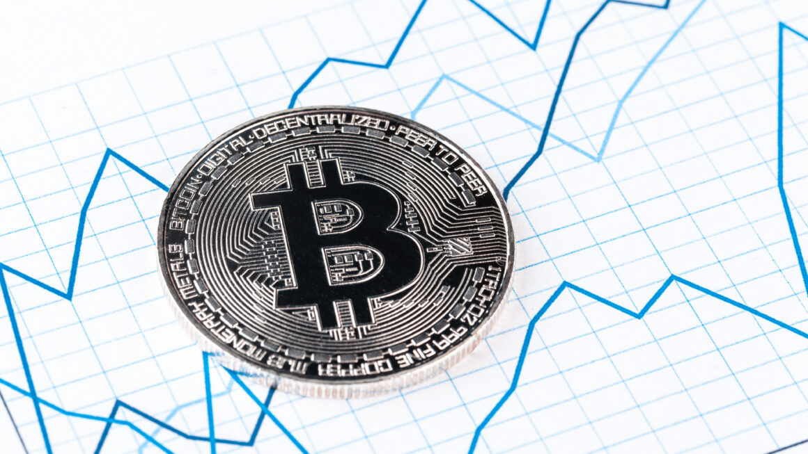 Coinbase укрепляется на рынке криптодеривативов: приобретение Deribit меняет расклад