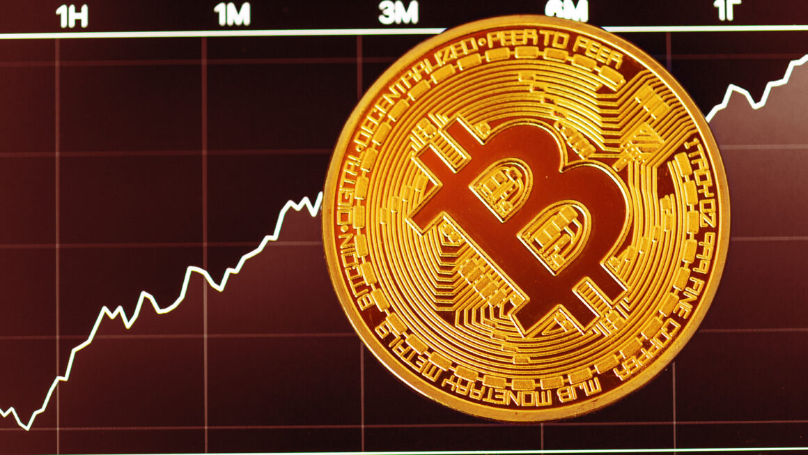 Цена BTC снова штурмует $100 000: инвесторы реагируют на Трампа и ФРС