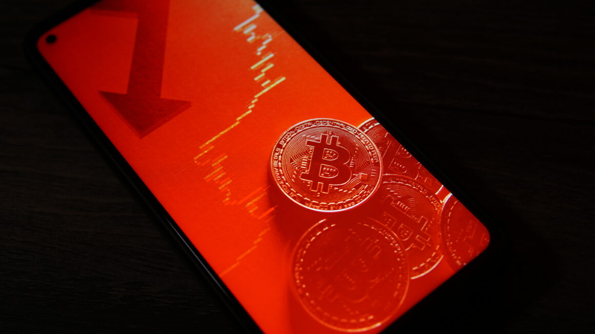 Институционалы выводят BTC: Coinbase теряет почти 10 000 биткоинов за сутки