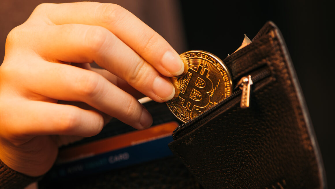 Riot конвертирует апрельский BTC-добычу: $38,8 млн на текущие нужды
