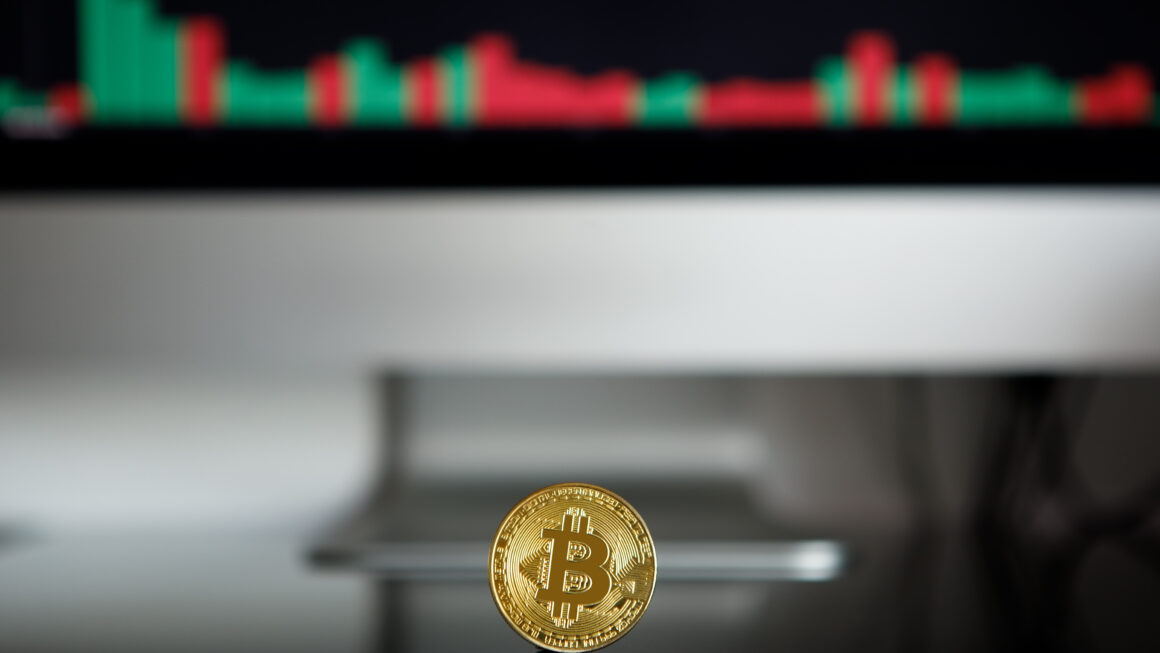 Капиталы уходят с бирж: биткоин и эфир — в фазе передвижения и переоценки