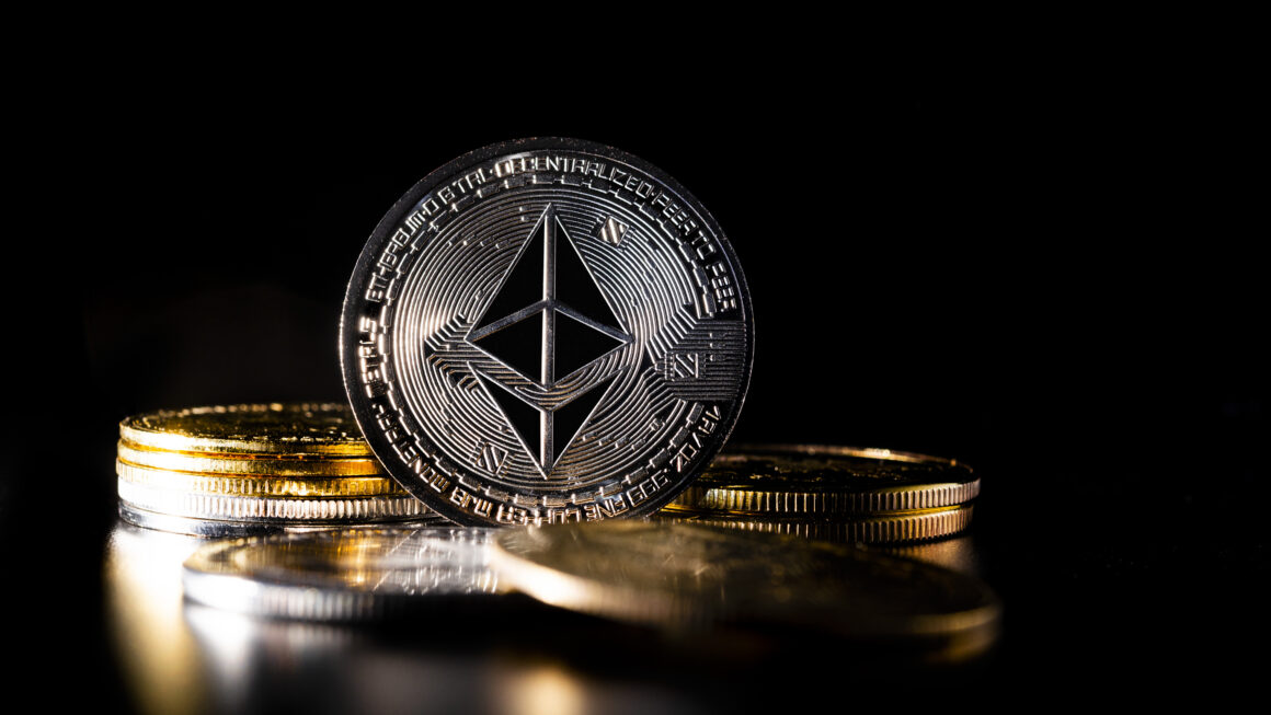 После 4 лет тишины: кит отправил 150 000 ETH в стейкинг, сохранив $1,1 млрд в ETH