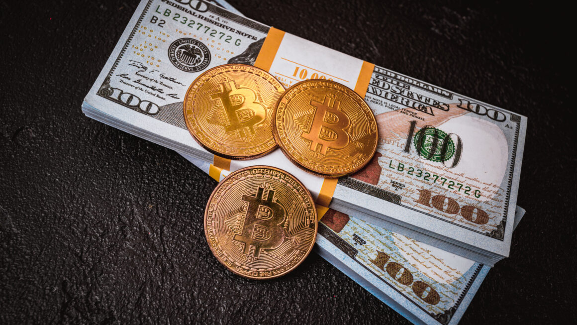 Биткоин теряет позиции: эксперты обсуждают тест $105 тыс. и будущее тренда