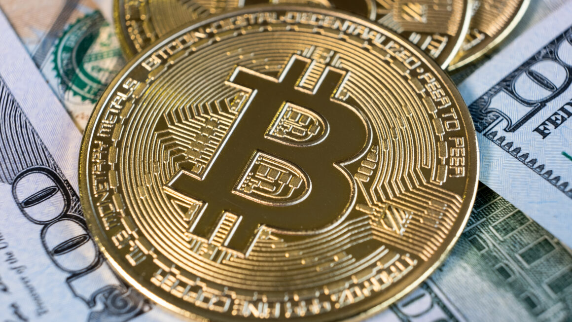 Биткоин в стратегической зоне: отскок от $118 000 способен задать тон всему октябрю