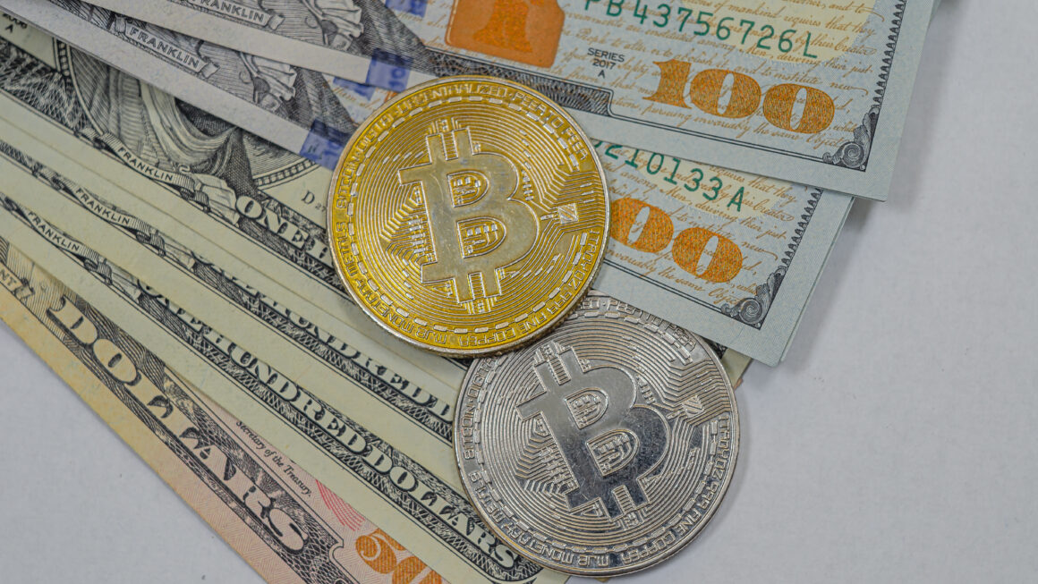 Биткоин преодолевает отметку 71 000 долларов на фоне напряжения среди инвесторов ETF